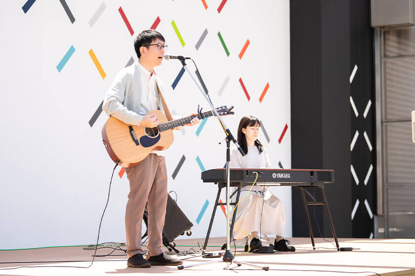 発表会やイベントで歌う生徒の様子