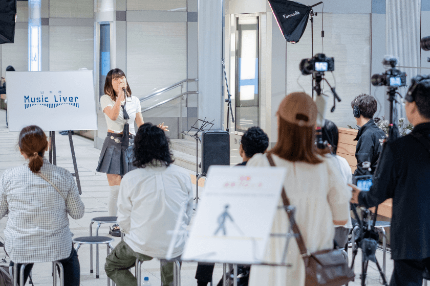 日本橋MUSICLIVERに出演して歌う模様